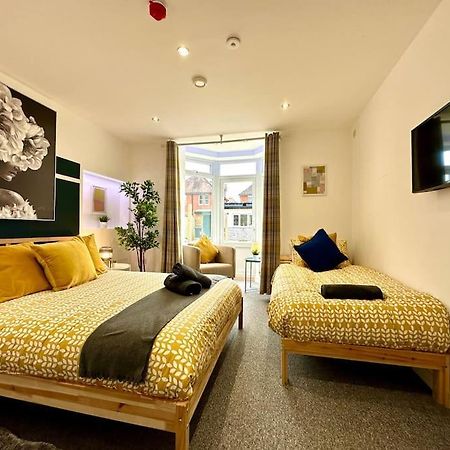 Massive New 8 Bedroom House Sleeps Up To 21 - Accepts Groups - Great Location - Free Parking - Fast Wifi - Smart Tvs - Sleeps Up To 21 People - Close To Bournemouth & Poole Town Centre & Sandbanks المظهر الخارجي الصورة